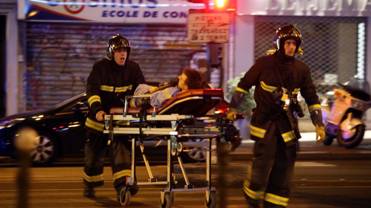 Odporná, špinavá řezničina. Paříž vzpomíná na zrůdný útok teroristů